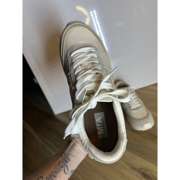 MIA Woman's Sneakers, Like New Never Worn, Size 7.5 Cream - Picture 3 of 6